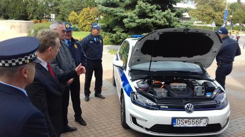 Két új elektromos autót kapott a városi rendőrség