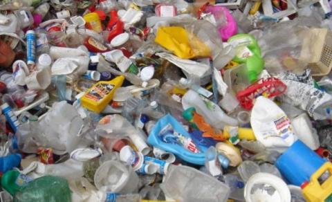 A héten kezdődik a műanyaghulladék elszállítása a családi házas övezetekből