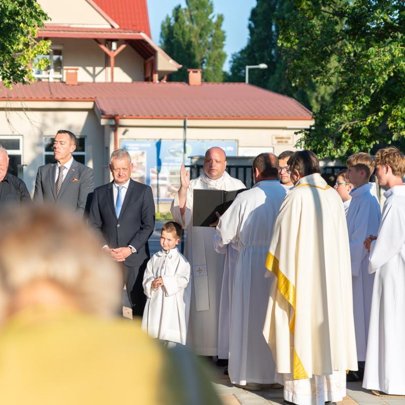 A sikabonyi temető felújított ravatalozójának megáldása