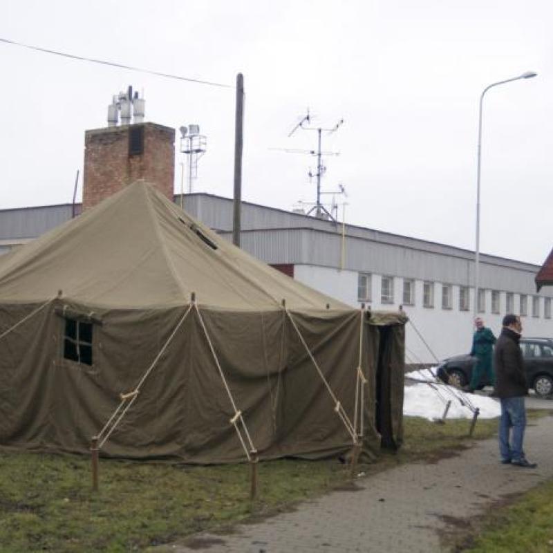 Meleg étel osztás hajléktalanoknak