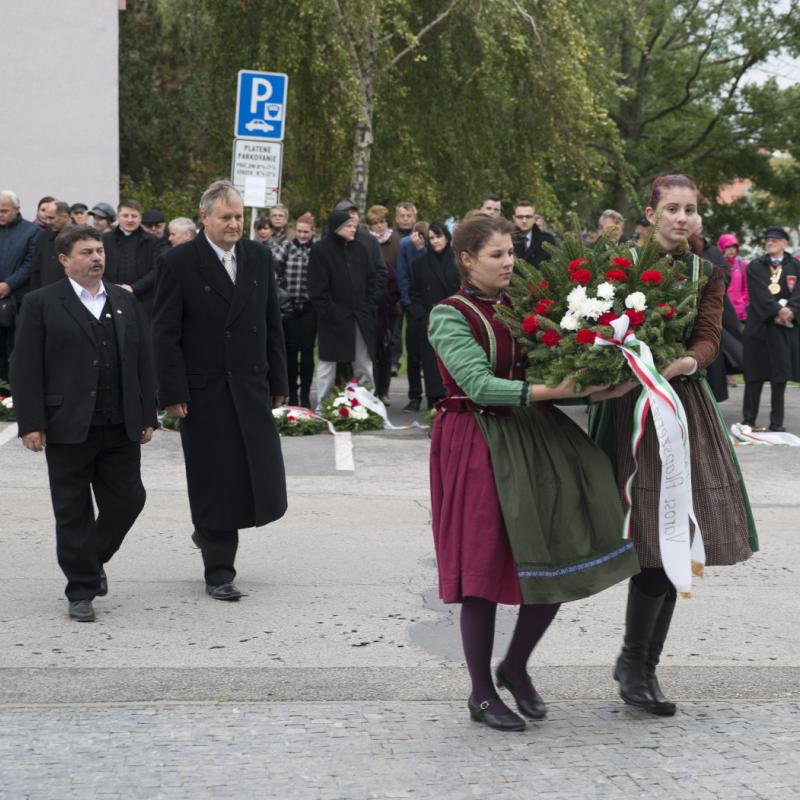 MESTSKÁ SPOMIENKOVÁ SLÁVNOSŤ Z PRÍLEŽITOSTI 58. VÝROČIA REVOLÚCIE Z R. 1956 (POMNÍK OBETÍ DIKTATÚR)