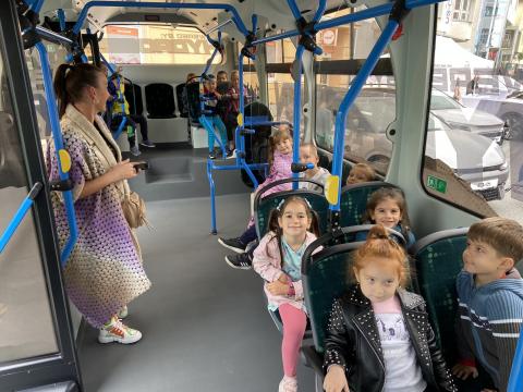 A gyerekek a buszon ülnek