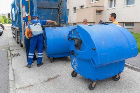 Zajlik a hulladéktároló konténerek fertőtlenítése