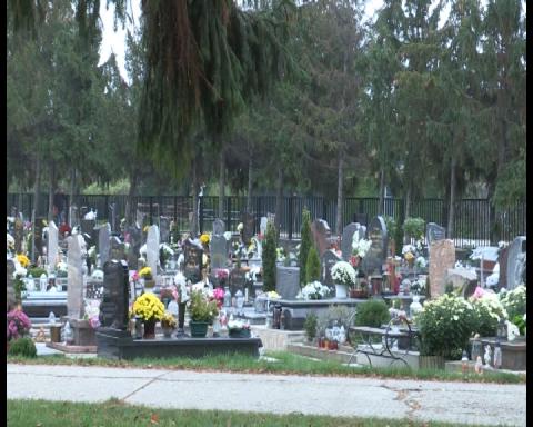Cintoríny počas sviatkov predlžujú otváracie hodiny