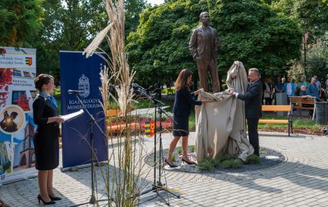 Károly Szladits, bývalý právnik, dostal sochu v Dunajskej Strede