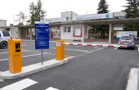 Kórházi parkolás: kedvezőbb díjak