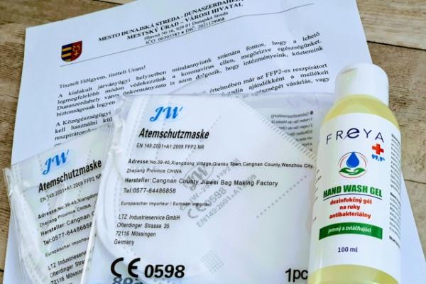 Védőmaszkokat és kézfertőtlenítőt kapnak a 65 éven feletti nyugdíjasok