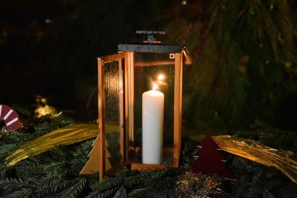 Az első adventi gyertya meggyújtása