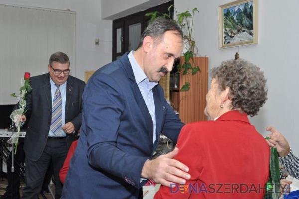 Jubilánsokat köszöntöttek a városi nyugdíjasklubban 
