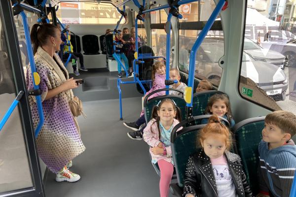 Deti sediace v autobuse 