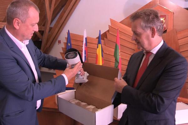 Samospráva Dunajskej Stredy darovala partnerskému mestu Berehovo bezpečnostné kamery