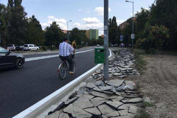 Megnyílt a körforgalom, épülnek a járdák