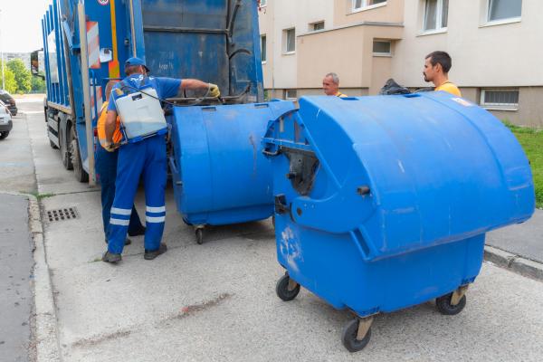 Dezinfikácia smetných kontajnerov na sídliskách práve prebieha