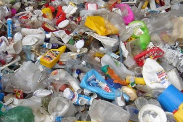 Odvoz plastového odpadu z mestských častí s rodinnými domami sa začína 15. februára