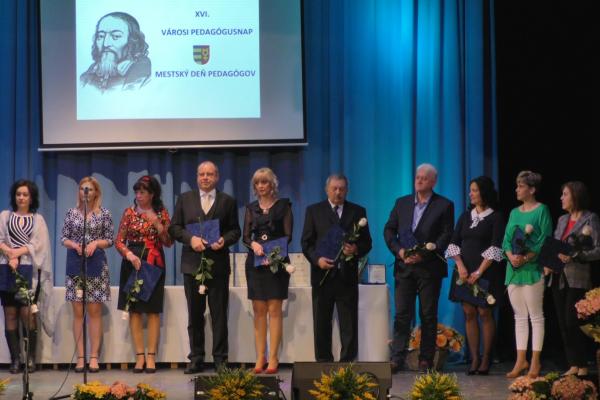 Ünnepélyes tanítónapi rendezvényen köszöntötték a pedagógusokat