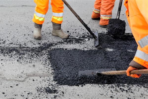 Az enyhe tél ellenére szükséges helyenként a kátyúzás