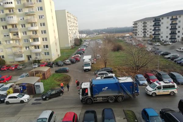 A kukaketreceknél parkoló autók akadályozzák a hulladék elszállítását